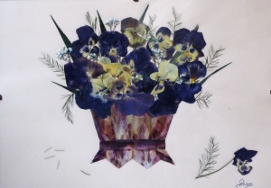 Cod 18BTablou din flori presate (narcise, zambile).Pe fundal de culoare bleu palDimensiune: 21x30cmPret: 45 lei