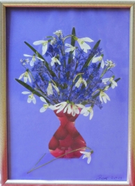 Tablou din flori presate. Pe fundal de culoare mov Dimensiune: 21x30cm Pret: 35 lei