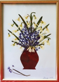 Tablou din flori presate. Pe fundal de culoare albastru pal Dimensiune: 21x30cm Pret: 45 lei